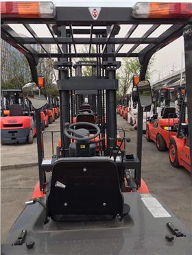 六合叉車
